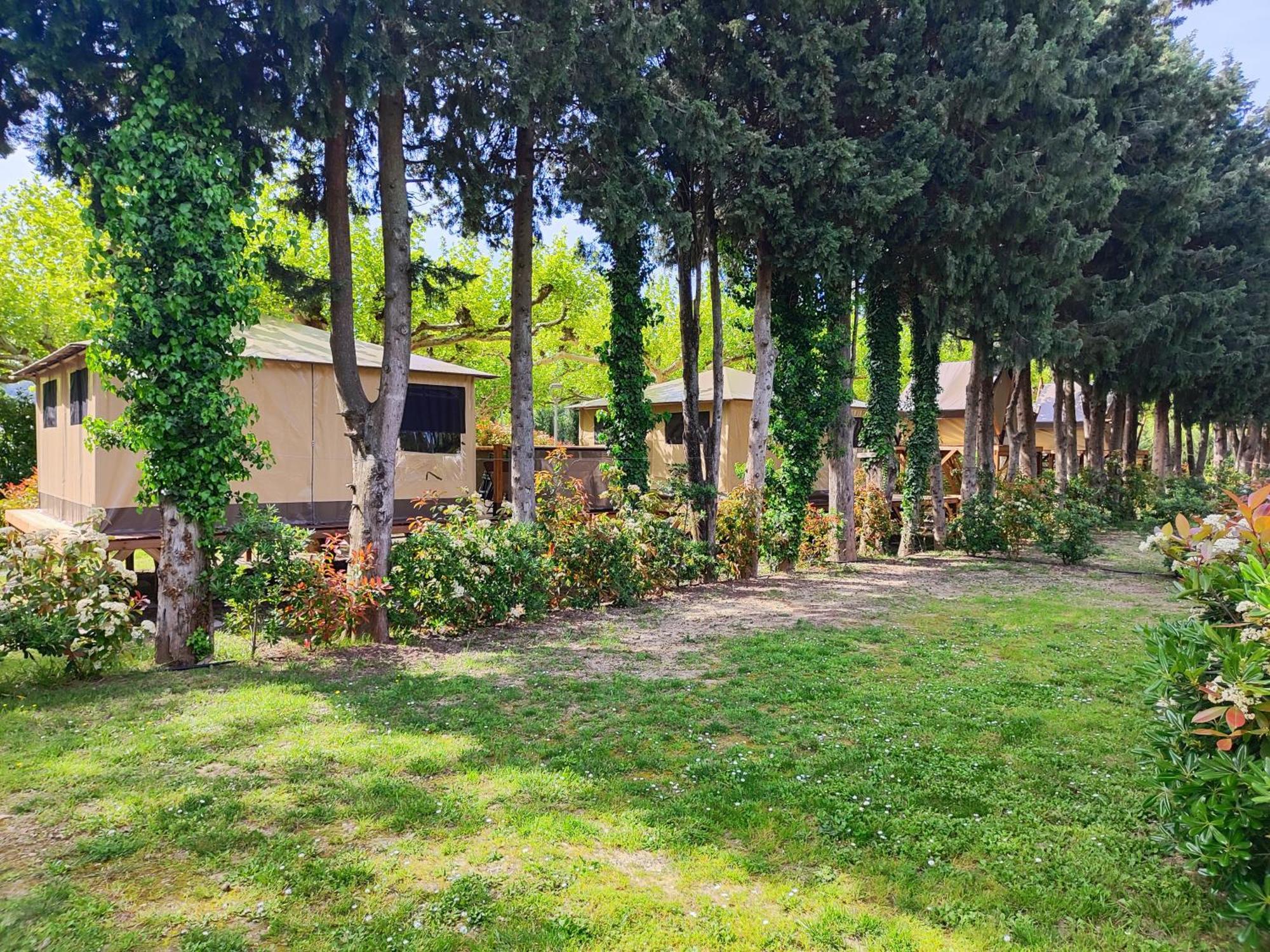 Camping Porte Des Alpilles By M.A Destination Glamping Saint-Étienne-du-Grès Esterno foto